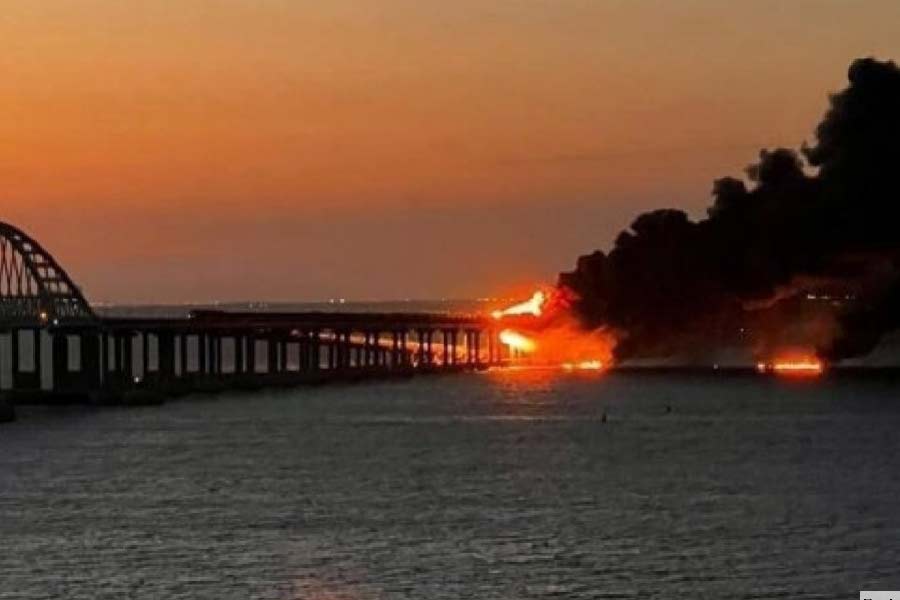 কের্‌চ সেতুর মূলত দু’টি অংশ। একটি অংশে রয়েছে রেললাইন। অন্য অংশে পণ্যবাহী যান চলাচল করে। শনিবারের বিস্ফোরণে সেতুর উভয় অংশই ক্ষতিগ্রস্ত হয়েছে। 