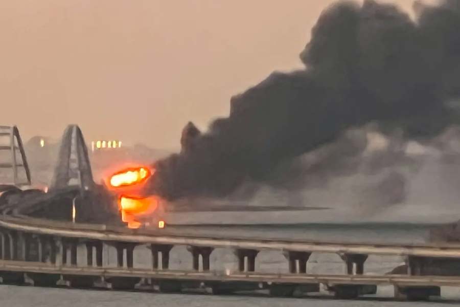 আর রেলগাড়ি চলাচলের অংশে একটি ট্রেনে জ্বলছে দাউদাউ আগুন। মূলত ওই অংশেই বিস্ফোরণটি হয়েছে বলে মনে করা হচ্ছে।