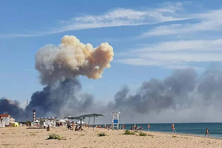 সংবাদমাধ্যম সূত্রে খবর, স্থানীয় সময় শনিবার ভোর ছ’টা নাগাদ বিকট শব্দে কেঁপে ওঠে কের্‌চ সেতু। বহু দূর পর্যন্ত সেই আওয়াজ শোনা গিয়েছিল। 