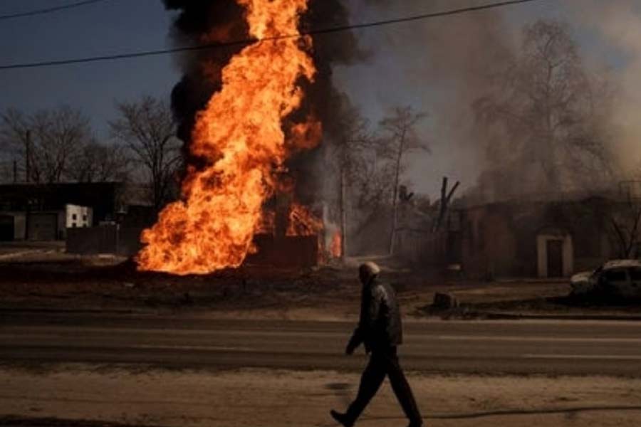 সেতুর উপর দিয়ে তখন দুরন্ত বেগে ছুটে যাচ্ছিল একটি ট্রেন। তাতে আগুন ধরে যায়।