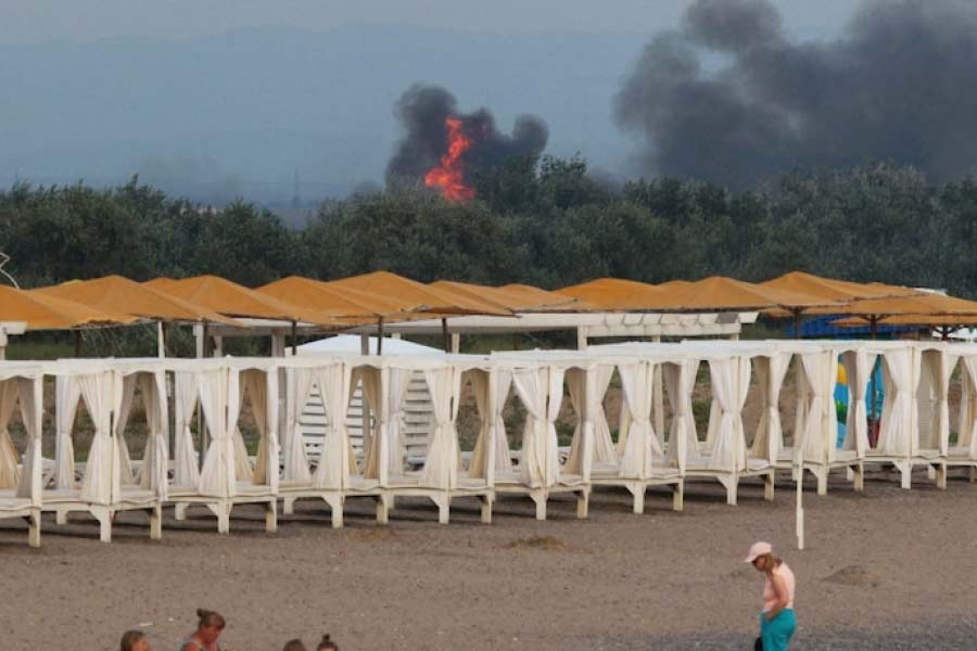 কী কারণে সাতসকালে এই সেতুতে বিস্ফোরণ হল, তা এখনও পরিষ্কার নয়।