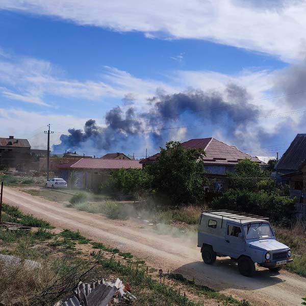 স্থানীয় সংবাদমাধ্যমের দাবি, কের্‌চ সেতুর উপর একটি জ্বালানি তেল ভর্তি ট্যাঙ্কারে আগুন ধরে গিয়েছিল। সেই থেকেই এই বিপত্তি। কিন্তু প্রশাসনের তরফে এখনও বিস্ফোরণের কারণ জানানো হয়নি।