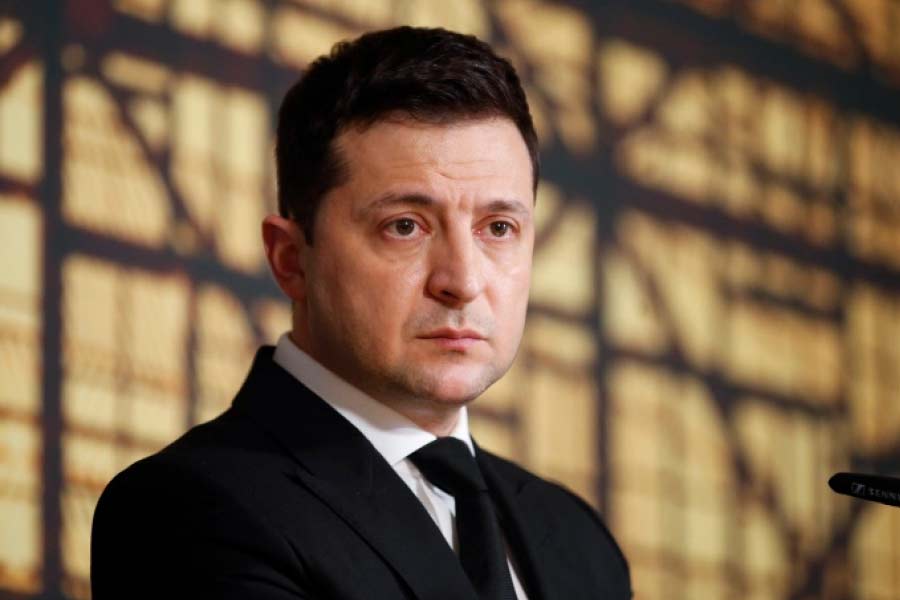 অন্য দিকে, রাশিয়ার তরফে অবশ্য আগেই বিবৃতি দিয়ে জানানো হয়েছিল, ইউক্রেনের এক-ষষ্ঠাংশ জায়গার দখল নিয়েছে তারা। কিন্তু আমেরিকার সংবাদমাধ্যমের একাংশের দাবি, বর্তমানে বহু এলাকা পুনর্দখল করেছে জেলেনস্কির সেনা।