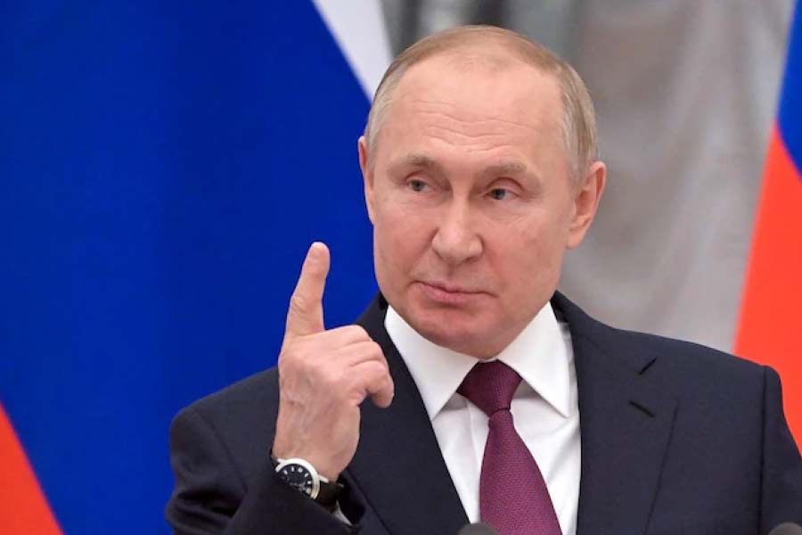 কিন্তু পুতিন-বাহিনী এই দাবি মানতে নারাজ। গত বৃহস্পতিবারই রাশিয়ার এক সেনা আধিকারিক বলেন, “ইউক্রেনে যুদ্ধের অগ্রগতি নিয়ে মিথ্যা দাবি করা বন্ধ করা হোক। মানুষ সবটা জানেন, কেউ বোকা নন।”