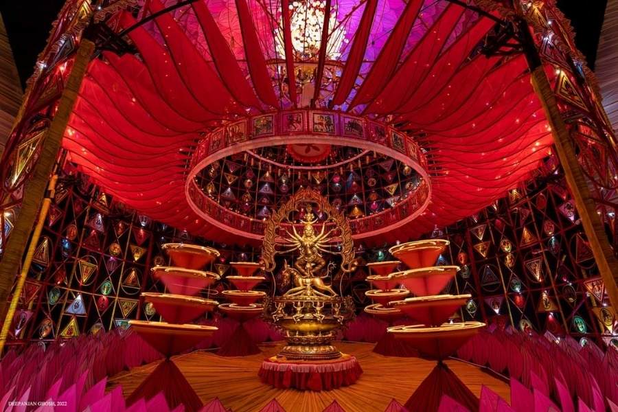 বড়িশা ক্লাব এই বছর বিবেকহীন সমাজকে অন্ধকার পরিস্থিতি থেকে মুক্ত করতে ‘সাঁজবাতি’ ভাবনায় মণ্ডপ সাজিয়েছিলেন। 