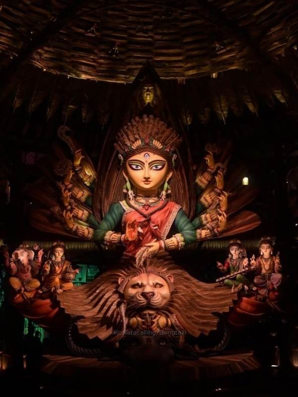 চেতলা অগ্রণীর এবছরের থিম ছিল 'ষোলো কলা'। মণ্ডপটি তৈরি হয়েছিল কলাগাছ ও তারই  বিভিন্ন অংশ দিয়ে।  