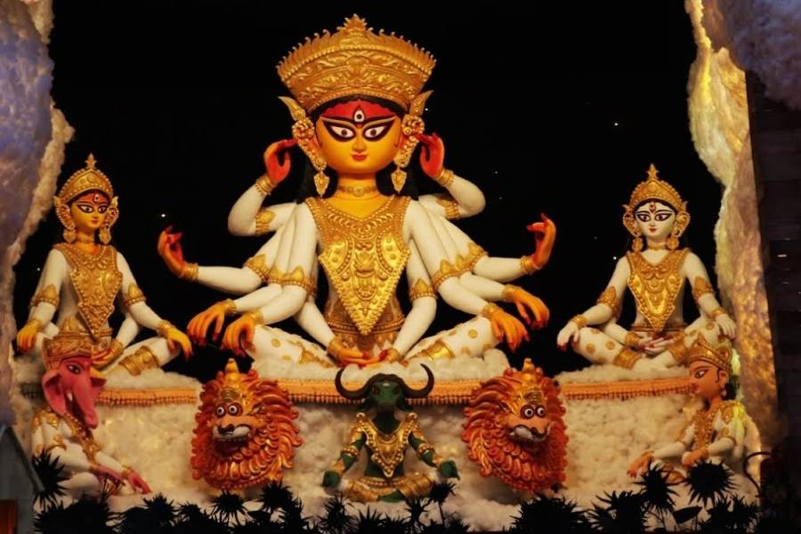 বাদামতলা আষাঢ় সঙ্ঘের এ বছরের থিম ছিল ‘পদাঙ্ক’ বা পায়ের ছাপ। জন্ম থেকে মৃত্যু পর্যন্ত জীবনের প্রতিটি অধ্যায়কে তুলে ধরা হয়েছে এই থিমে। 