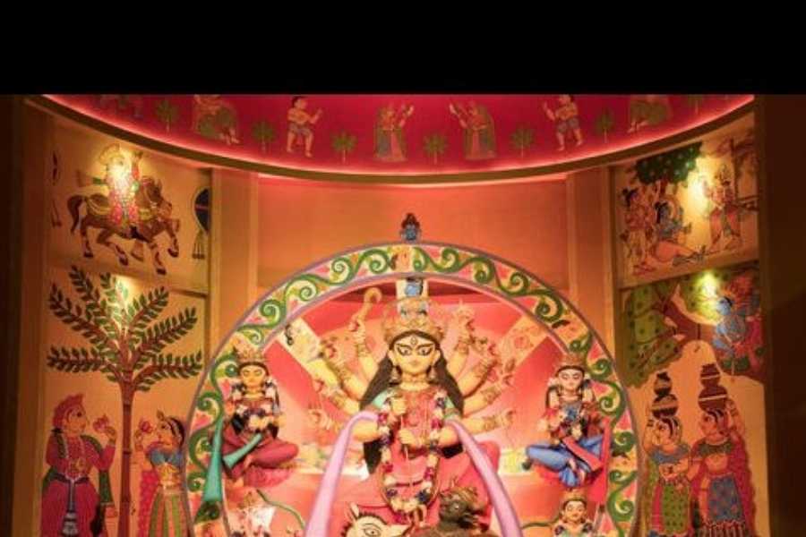 বালিগঞ্জ কালচারালে নানা উচ্চ মানের শিল্পীরা এক সঙ্গে মণ্ডপকে সাজিয়ে তুলছেন। এবারের  তাঁদের থিম ছিল 'আর এক আরম্ভের জন্য'। *এখনও পর্যন্ত পাওয়া তথ্য অনুযায়ী অন্যান্য আরও ক্লাবের সঙ্গে এই ক্লাবগুলিও অংশগ্রহণ করতে চলেছে আজকের কার্নিভালে। 