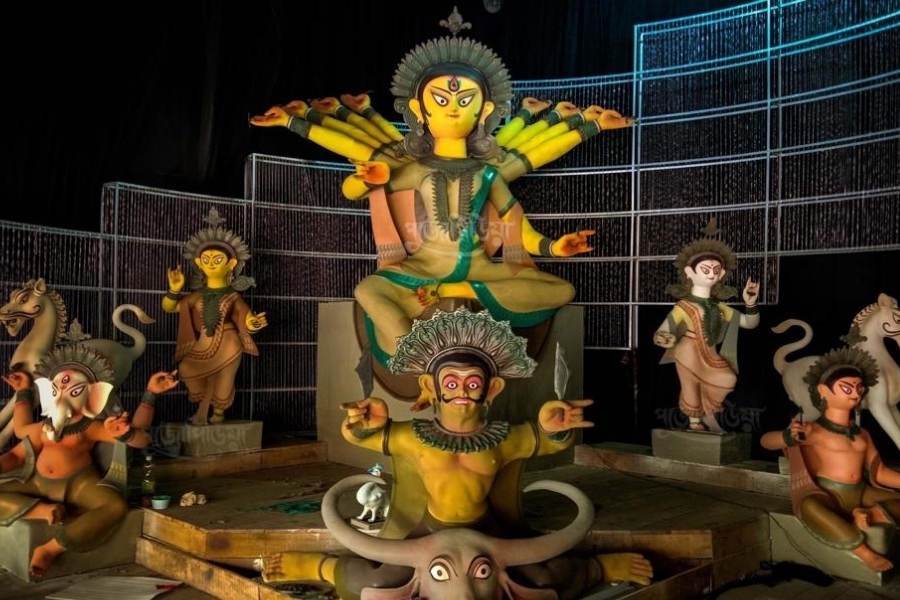 আহিরীটোলা সর্বজনীনের থিম এবছরের জন্য ‘আকাশবাণী’। পুরনো দিনের অনেক কালজয়ী গানকে সাজিয়ে তুলে ধরেছে এই পুজো মণ্ডপে।