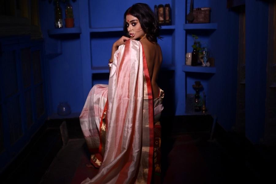 সাদা লাল গরদ, গা ভর্তি সোনার গয়নায় শ্রীতমা সত্যিই লক্ষ্মীটি যেন!