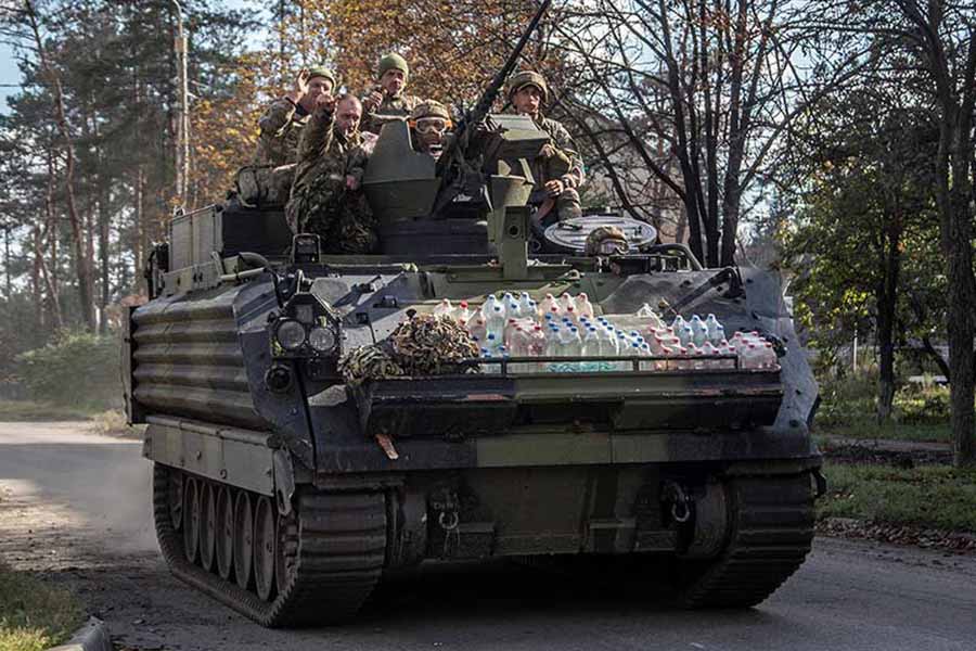 ব্রিটিশ সংবাদমাধ্যমের আরও দাবি, ইউক্রেনের একের পর এক গ্রাম-শহরে পিছু হঠছে রাশিয়া। চলতি মাসের গোড়ায় রুশদের হঠিয়ে নাকি ডজনখানেক গ্রাম-শহরের দখল নিয়ে নিয়েছেন ভলোদিমির জ়েলেনস্কির সেনারা।