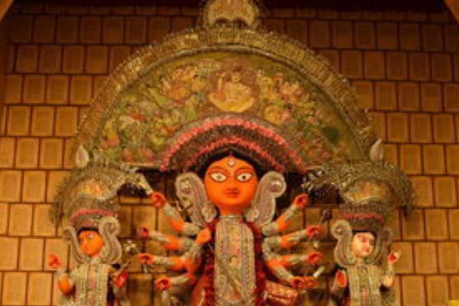 কৃষ্ণনগর ধাঁচে তৈরি সাবেকি একচালা দেবীমুর্তি ও ৪৫-৪৬’র দাঙ্গা ও বিচ্ছিন্নতার সুর আর স্বাধীনতা সংগ্রামীদের তুলে ধরা হয়েছে সমাজ সেবী সংঘের পুজোয়। 