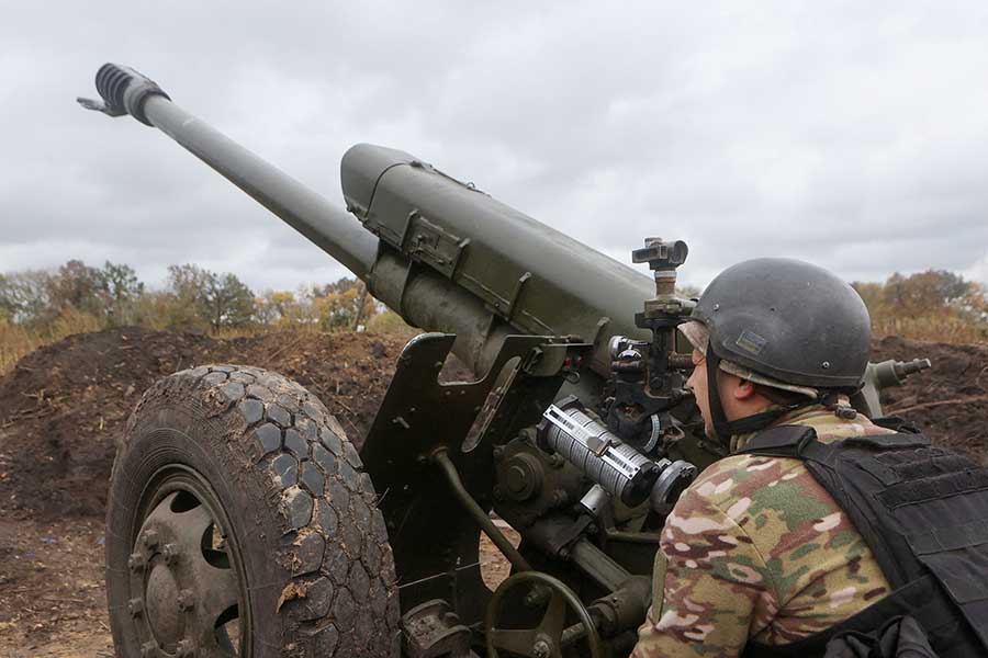 রাশিয়ার সেনাবাহিনীর সমর্থনকারী ব্লগারদের দাবি, খারসনের কাছ থেকে প্রায় ১৭ কিলোমিটার পিছিয়ে যেতে বাধ্য হয়েছে রুশ সেনা। 