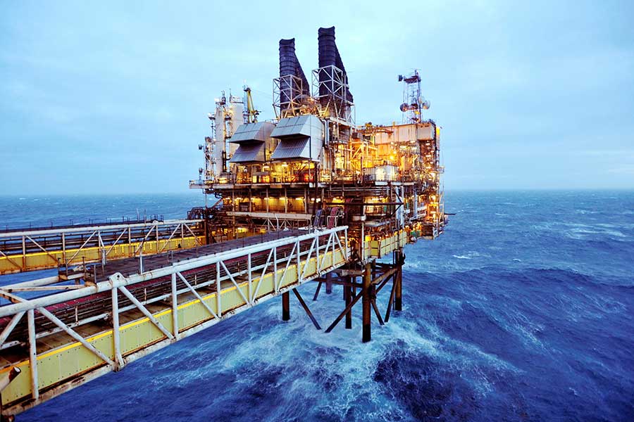 এই যুদ্ধের মাঝে বাল্টিক সাগরের তলায় পাইপলাইনে হামলার আশঙ্কা করছে করছে ব্রিটেন। ব্রিটিশ নৌবাহিনী সূত্রে খবর, ব্রিটেন এবং স্ক্যান্ডিনেভিয়ায় অর্থাৎ উত্তর ইউরোপীয় দেশগুলিতে তেল ও গ্যাস সরবরাহকারী ওই পাইপলাইনগুলি পাহারা দিতে উত্তর সমুদ্রে একটি রণতরী পাঠানো হয়েছে। 