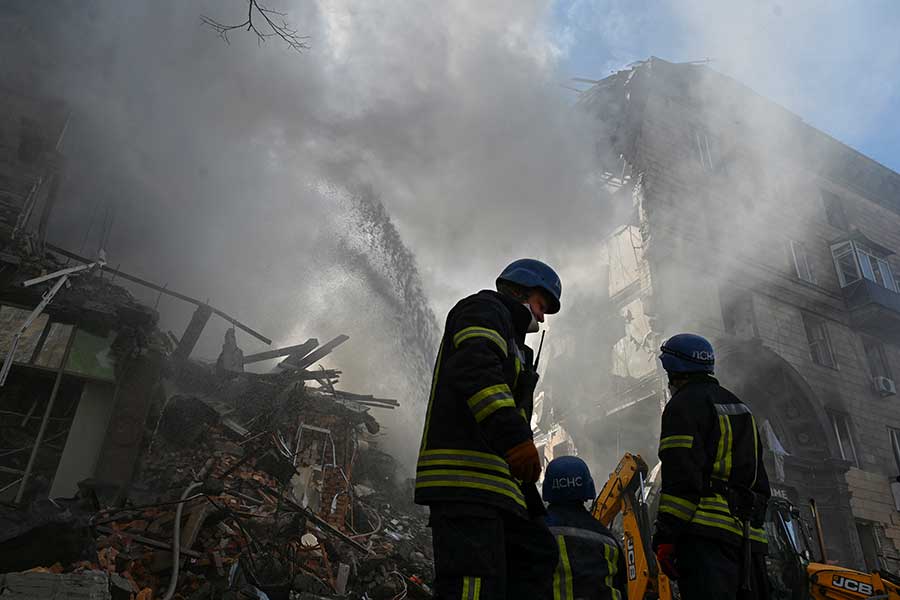 এই যুদ্ধের মাঝে নাকি মস্কোর কাছে একটি ‘নিউক্লিয়ার ট্রেন’ দেখা গিয়েছে। ব্রিটিশ সংবাদমাধ্যমে দাবি, ওই ট্রেনটি ১২তম মুখ্য অধিদফতর নামে রাশিয়ার প্রতিরক্ষা মন্ত্রকের গোপন ইউনিটের মালিকানাধীন।