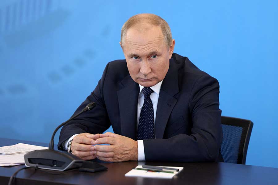 শ’র মন্তব্য, ‘‘আমি শুধু আশা করি, চিনারা যদি পুতিনের পায়ের তলা থেকে কার্পেটে টান দেন। কারণ ইউরেশিয়ার পারমাণবিক যুদ্ধে তো তাঁরাও ক্ষতির মুখে পড়েছিলেন। পুতিনের কাছে একটাই রাস্তা খোলা রয়েছে। সেটা হল পরমাণু অস্ত্র প্রয়োগ।’’	