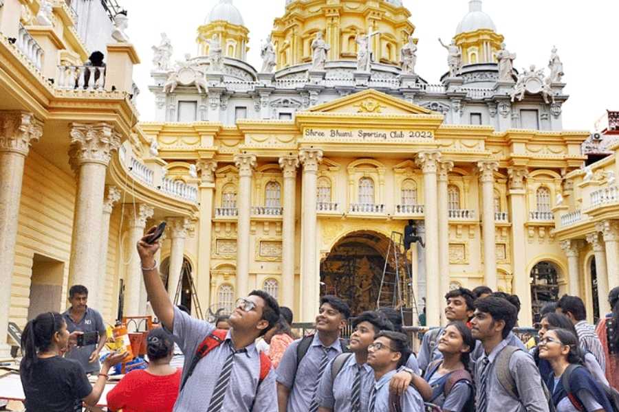 মধ্যযুগীয় ইউরোপের ঐতিহ্যবাহী নিদর্শন ও ভ্যাটিকান সিটির আশ্চর্য স্থাপত্য শিল্প এবারে উঠে এসেছে শ্রীভূমি স্পোর্টিং ক্লাবের পুজো মন্ডপে।   