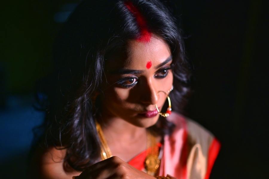 জন্ম মুর্শিদাবাদে হলেও, বাবার বদলি চাকরির সুবাদে থেকেছেন ঝাড়গ্রাম, খড়গপুরেও। উচ্চমাধ্যমিকের পরে কলকাতায় এসে পড়াশোনা করেছেন ইন্টেরিয়র ডিজাইনিং নিয়ে। অভিনয়কে পেশা করে নেওয়ার জন্যেও অনেক লড়াই করতে হয়েছে তাঁকে। সব পরিস্থিতি তিনি সামলেছেন লক্ষ্মী ভাবেই। 