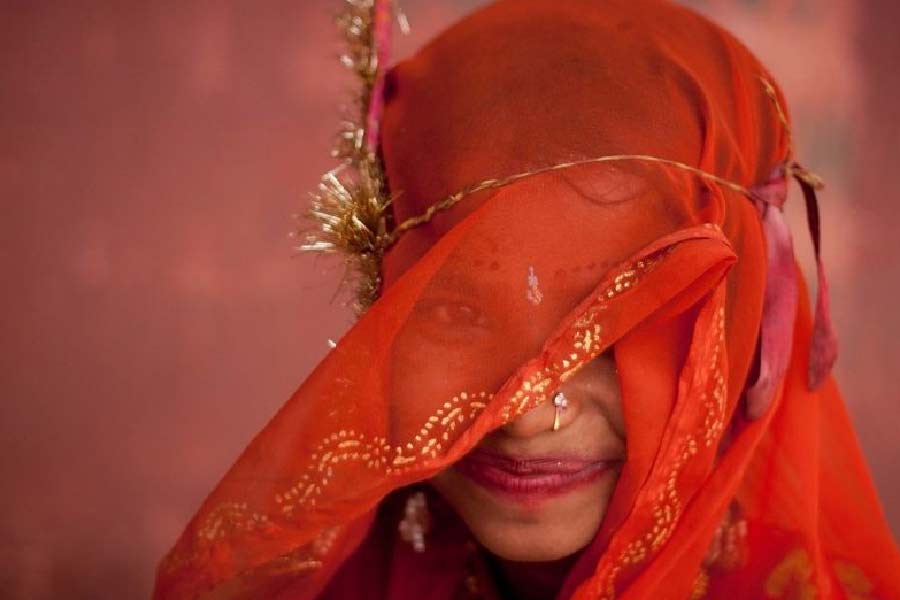 তুকতাক-মৃত্যুর ঘটনার জন্য কুখ্যাত ঝাড়খণ্ড। সেই রাজ্যই এ বার উঠে এল সবচেয়ে বেশি বাল্যবিবাহ নিয়ে তৈরি কেন্দ্রীয় তালিকার একেবারে উপরে। ঝাড়খণ্ডে দেশের মধ্যে সবচেয়ে বেশি বাল্যবিবাহের ঘটনা ঘটে বলে জানাচ্ছে অমিত শাহের কেন্দ্রীয় স্বরাষ্ট্র মন্ত্রকের সমীক্ষা।