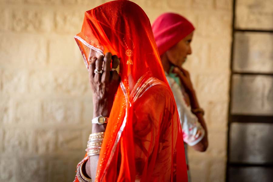 কেন্দ্রীয় স্বরাষ্ট্র মন্ত্রকের রেজিস্ট্রার জেনারেল অ্যান্ড সেনসাস কমিশনারের করা সমীক্ষা অনুযায়ী, ঝাড়খণ্ডে ৫.৮ শতাংশ মেয়েদের বিয়ে হয়ে যায় বাল্যকালেই। যা গোটা দেশে সবচেয়ে বেশি। 