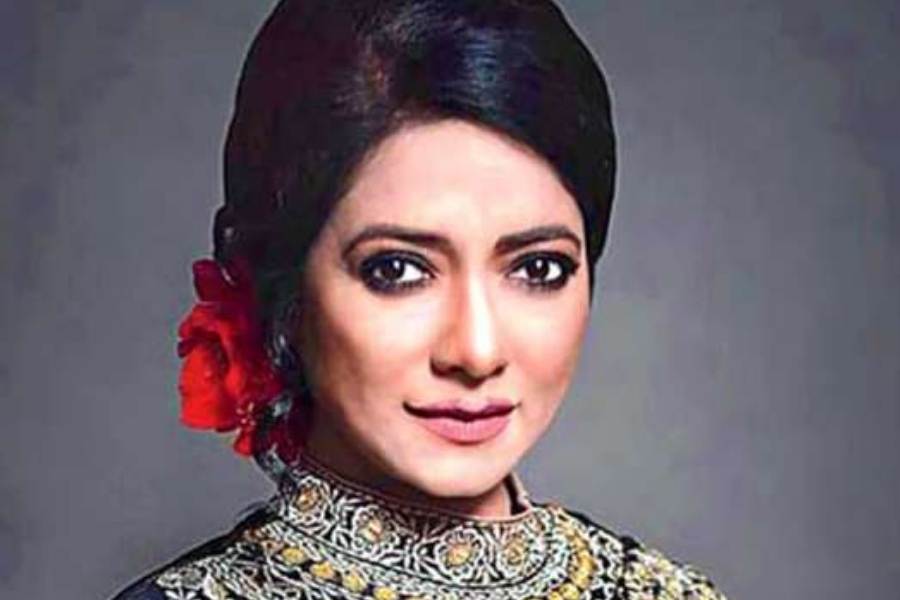 রীতা দত্ত চক্রবর্তী  ‘উড়ন তুবড়ি’র জাঁদরেল শাশুড়ি  তিনি এই মুহূর্তে। এক দিকে পারিবারিক ব্যবসা, অসুস্থ স্বামী, অন্য দিকে ছেলে অর্জুনকে হাতছাড়া না করার প্রবল প্রচেষ্টা। ও দিকে বৌমাও দমে যাওয়ার পাত্রী নয় মোটেই। অভিনেত্রী রীতা ভাল-মন্দ দু'রকম চরিত্রে অভিনয় করলেও মানুষ তাঁকে বেশি পছন্দ করেন অলক্ষ্মী রূপেই।