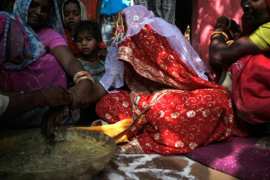 সমীক্ষাটি বলছে, ভারতে ১.৯ শতাংশ মেয়ের বিয়ে হয়ে যায় ১৮ বছরে পৌঁছনোর আগেই। এ ব্যাপারে সবচেয়ে ভাল অবস্থা দক্ষিণের রাজ্য কেরলের। সেখানে এক জন মেয়েরও ১৮ পেরোনোর আগে বিয়ে হয় না। এই তালিকার সবার উপরে ঝাড়খণ্ড। সেখানে প্রতি ১০০ মেয়ের মধ্যে ৫.৮ জনের বিয়ে হয় ১৮-য় পৌঁছনোর আগে।