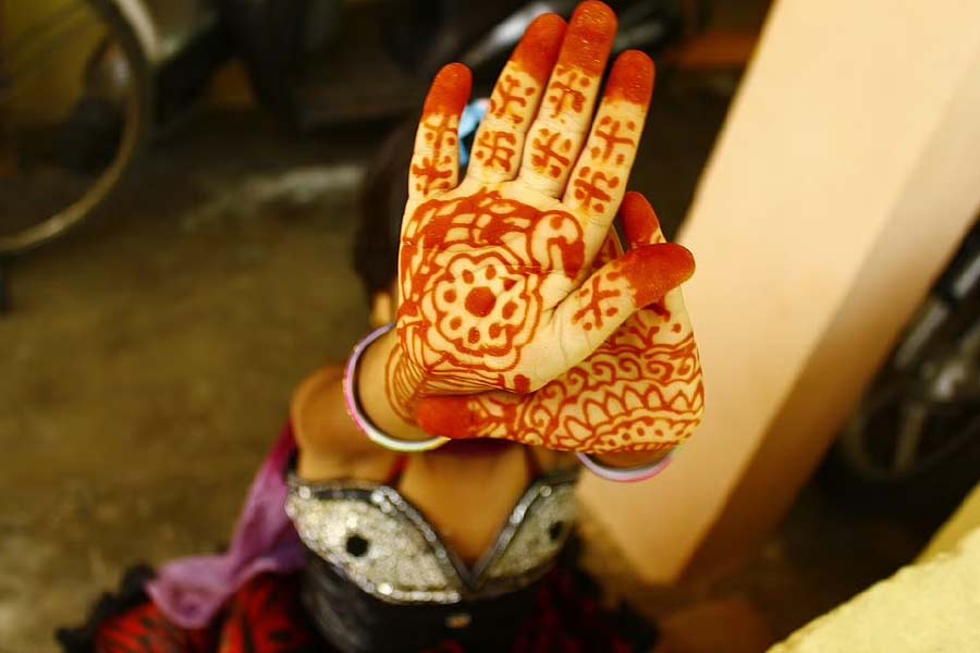 সমীক্ষায় বলা হয়েছে, বাংলায় ৫৪.৯ শতাংশ মেয়ের বিয়ে হয়ে যায় ২১ বছরে পা দেওয়ার আগে। ঝাড়খণ্ডে এই হার ৫৪.৬ শতাংশ। যেখানে জাতীয় গড় ২৯.৫ শতাংশ।