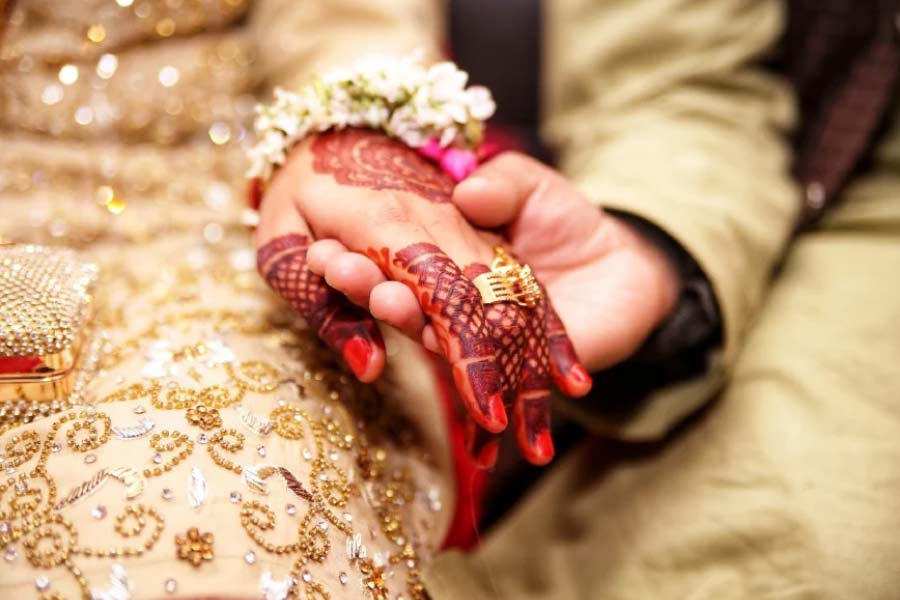 সম্প্রতি ঝাড়খণ্ডে এক নাবালিকাকে জীবন্ত পুড়িয়ে মেরে ফেলার ঘটনা ঘটে। গত ২৩ অগস্ট এক ব্যক্তি ঘুমন্ত নাবালিকার গায়ে পেট্রল ঢেলে আগুন লাগিয়ে দেন। চার দিন পর হাসপাতালে মৃত্যু হয় নাবালিকার। অভিযুক্ত-সহ দু’জনকে গ্রেফতার করে পুলিশ।