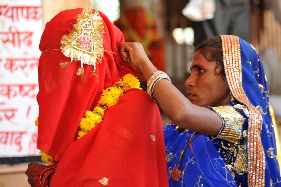 গত ২ সেপ্টেম্বর, ঝাড়খণ্ডের দুমকায় এক ১৪ বছরের আদিবাসী নাবালিকাকে যৌন নির্যাতন করে ফাঁস দিয়ে গাছে ঝুলিয়ে দেওয়া হয়। নাবালিকার মায়ের অভিযোগ, মেয়েকে ধর্ষণ করে তার পর খুন করে গাছে ঝুলিয়ে দেওয়া হয়। অভিযুক্তকে গ্রেফতার করা হয়েছে।