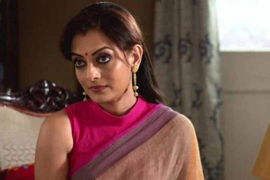 ঊষসী চক্রবর্তী   ধারাবাহিক কবেই শেষ। তবু জুন আন্টিকে ভোলেননি দর্শক। সংসারের আসল অলক্ষ্মী বলতে যা বোঝায়, সেটা বোধ হয় জুন আন্টি দেখিয়েছিলেন চোখে আঙুল দিয়ে। অন্যের স্বামীকে ছিনিয়ে নিয়ে নিজের স্বামী করতে এতটুকু সুযোগও বাদ দেননি তিনি। তাঁকে নিয়ে মিমে ছেয়ে গিয়েছিল নেটপাড়া। বাস্তবের ঊষসী কিন্তু একেবারে উল্টো, ভাল মনের মানুষ। 