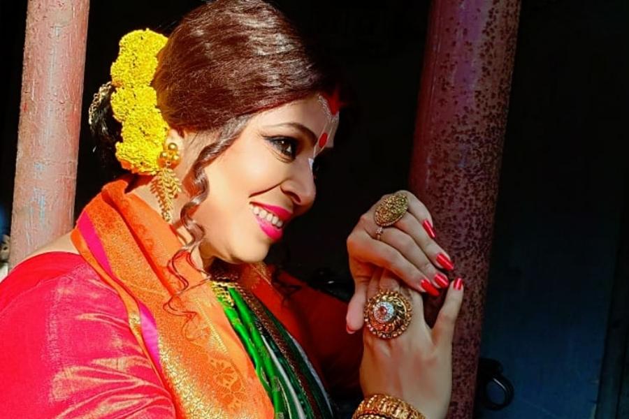 শর্বরী মুখোপাধ্যায় কৃষ্ণকলিতে বৈষ্ণব সেজে তিনি শ্যামা’কে দিন রাত যে ভাবে নাস্তানাবুদ করেছেন, তা একমাত্র শ্যামা’ই জানে। শ্যামার গলার স্বর অবধি কেড়ে নিতে চেয়েছিলেন। অভিনেত্রী শর্বরী ছোট পর্দায় নিজের জমি শক্ত করেছিলেন ‘জয়ী’ তে অলকা চরিত্রের মাধ্যমেই। 