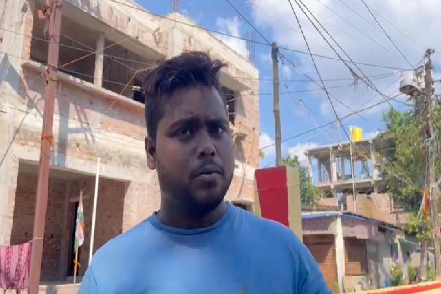 রাজুর কথায়, ‘‘বান্ধবীর মা ডেকে পাঠানোয় দশমীর দিন রাত সাড়ে ৯টা নাগাদ অয়ন বান্ধবীর বাড়িতে পৌঁছয়। যাওয়ার আগে আমাকে দায়িত্ব দিয়ে যায় বান্ধবীর বাবা বাড়ির দিকে আসছে কি না, তা দেখে জানানোর। এর পর বান্ধবীর বাড়ি থেকে বার বার আমাকে ফোন করেছিল অয়ন।’’ 