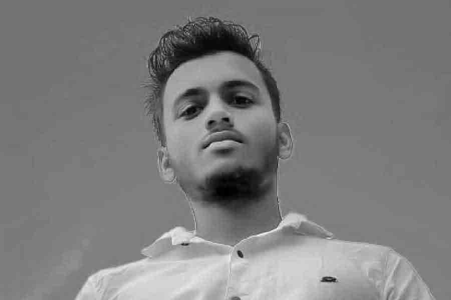 রাজু বলেন, ‘‘আমাকে পাহারা দিতে বলে অয়ন ওর বান্ধবীর বাড়িতে গিয়েছিল। মাঝেমাঝেই আমাকে ফোন করে জানছিল, বান্ধবীর বাবা বাড়ির দিকে আসছে কি না। রাত দেড়টা নাগাদ ফোন করে‌ অয়ন বলে, ‘ওর (বান্ধবীর) মা বুকে ঘুষি মেরেছে। বুকে ব্যথা করছে।’ এর মধ্যেই অয়নের বান্ধবীর বাবা বাড়ি ফিরে এলে ও বাড়িতেই আটকে যায়। বাড়ির ছাদে উঠে যায়। বান্ধবীর বাড়ির ছাদ থেকে ও আমাকে হাতও নাড়ে। ৩টের পর আমার সঙ্গে ওর শেষ বার ফোনে কথা হয়।’’