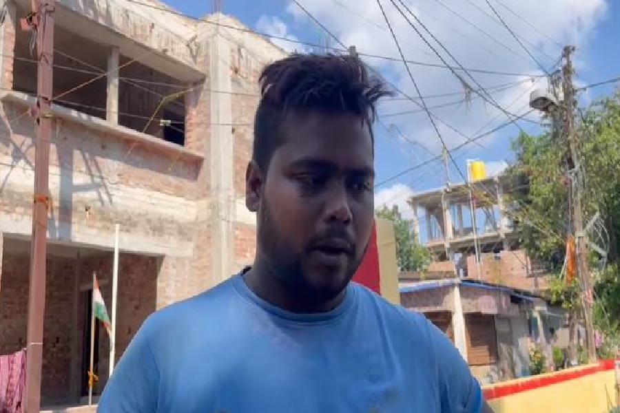 রাজু জানিয়েছেন, এর পর সব বন্ধু মিলে বান্ধবীর বাড়ি থেকে তাঁকে উদ্ধার করে নিয়ে আসার কথা বললে অয়ন আসতে বারণ করেন। এর পর রাজু ঘুমিয়ে যান।