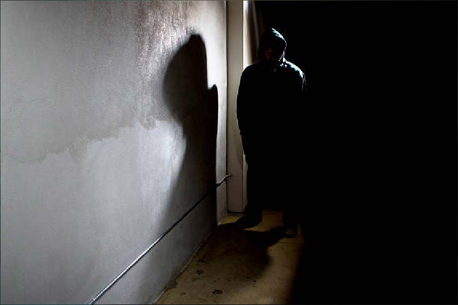 দিদি এবং মাকে হেনস্থা হতে দেখে বান্ধবীরই কিশোর ভাই ইট জাতীয় কোনও ভারী বস্তু দিয়ে আঘাত করে অয়নকে খুন করে বলে ওই রিপোর্টে উল্লেখ করা হয়েছে। পরে বান্ধবীর বাবা দীপক ঘটনাস্থলে পৌঁছন।