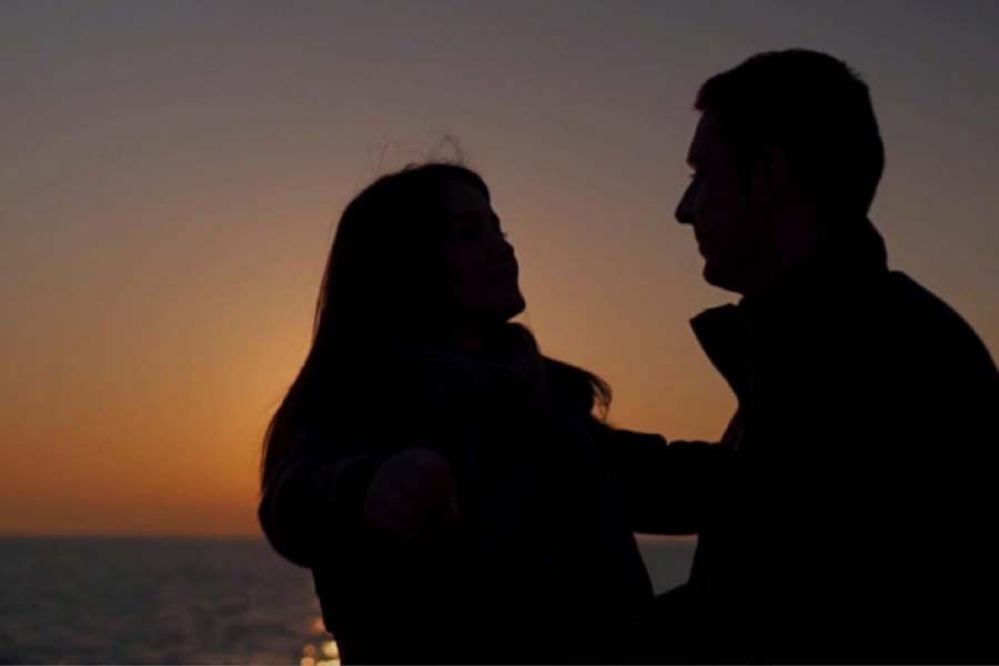 পুলিশ সূত্রে এ-ও জানা গিয়েছে, দশমীর রাতে বান্ধবীর সঙ্গে দেখা করবে বলে বাড়ি থেকে বেরিয়ে যান অয়ন। মত্ত অবস্থায় তিনি বান্ধবীর হরিদেবপুরের নতুনপল্লির বাড়িতে পৌঁছে বান্ধবী এবং তাঁর মা রুমাকে হেনস্থা করেন, এমনই উল্লেখ রয়েছে পুলিশি রিপোর্টে।