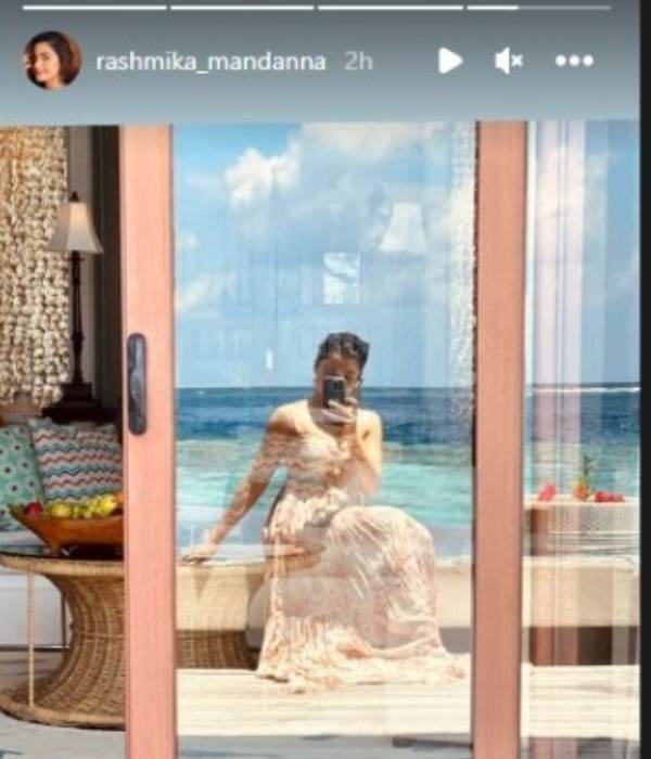 চারিদিকে নীল আর নীল। হোটেলের কাচে রশ্মিকার প্রতিবিম্ব।