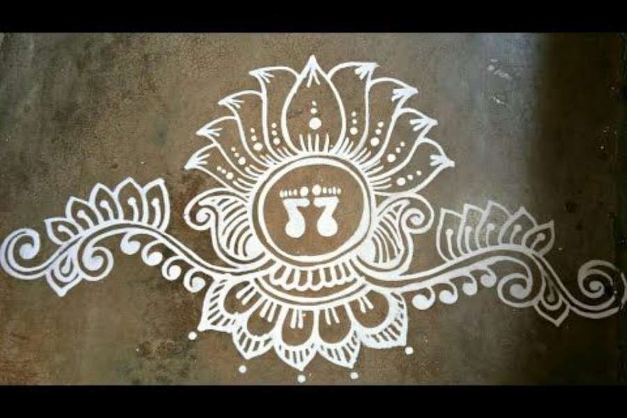 লক্ষ্মীর পায়ের ছাপ: ‘এসো মা লক্ষ্মী বসো ঘরে।’ লক্ষ্মী পুজোর আরাধনায় এই প্রার্থনাই থাকে বাঙালির গৃহকোণে। যে চৌকাঠ পেরিয়ে মা লক্ষ্মী ঘরে আসবেন, তাতে তাঁর পায়ের প্রতীকী ছাপের আলপনা দেওয়া হয়। সাধারণত, ইংরেজি শব্দের এস অক্ষরের ধাঁচে হয় তার নকশা। উপরের  দিকে পাঁচটি বিন্দু দিয়ে আঙুল বোঝানো হয়। 