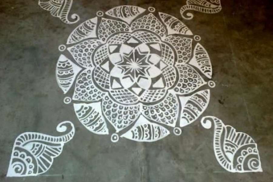 শঙ্খ: লক্ষ্মীপুজোয় ঢাক-ঢোলের আড়ম্বর থাকে না। শুধুমাত্র শঙ্খ-পদ্ম-চক্র দিয়েই সারা হয় পুজো। তাই আলপনাতেও শঙ্খের প্রতীকী নকশা রাখা হয়।