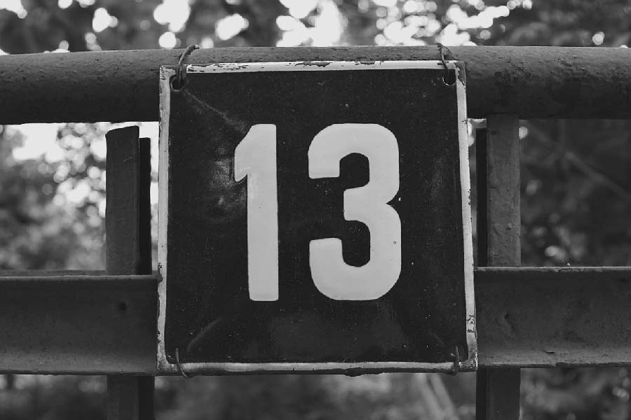 কিন্তু ১৩ সংখ্যাটিকে এত ‘অপয়া’ মনে করার কারণ কী? পশ্চিমী সংস্কৃতিতে পুরাকাল থেকেই সংখ্যাটির সঙ্গে খারাপ ঘটনার যোগসূত্র রয়েছে।