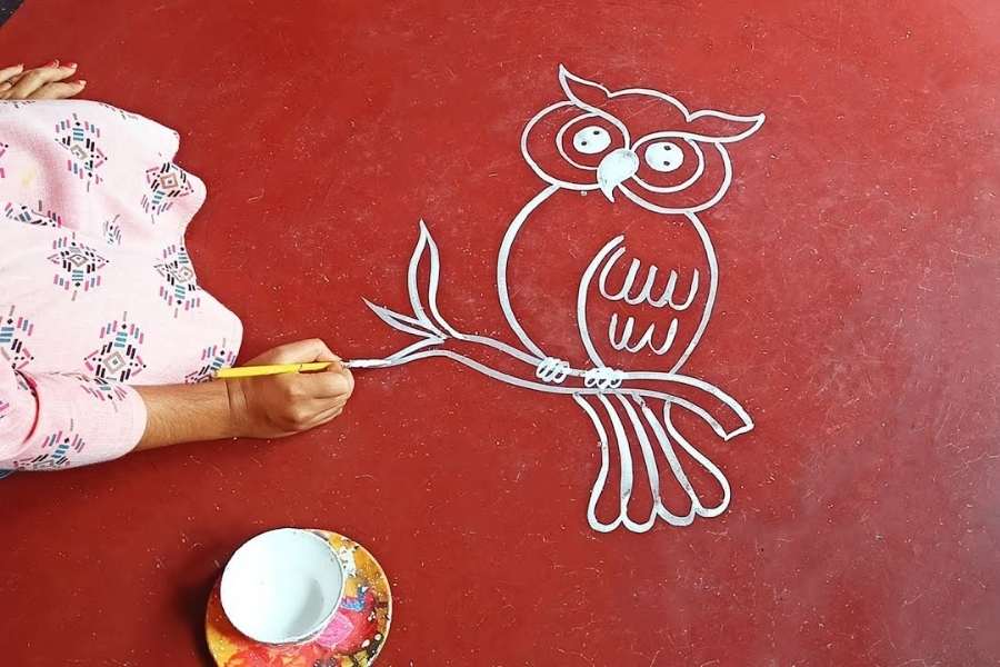 পেঁচা: লক্ষ্মীর বাহন পেঁচা। শুভ কাজের প্রতীক হিসাবেও ধরা হয় পেঁচাকে। লক্ষ্মীপুজোর আয়োজনে তাই আলপনাতেও থাকে তার উপস্থিতি।