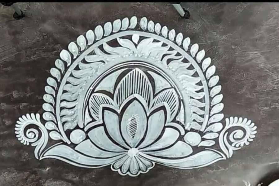 পদ্ম ফুল: লক্ষ্মীপুজোয় পদ্মফুল থাকেই। বেশির ভাগ বাড়িতেই লক্ষ্মীর ঘটের কাছে পদ্মফুলের সূক্ষ্ম নকশার আলপনা দিতে দেখা যায়। 