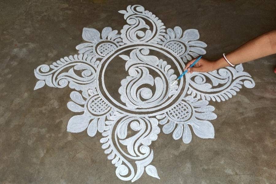 ঘরোয়া আয়োজনের পুজোতে বিশেষ কিছু আলপনা পুরনো সময় থেকেই রীতি নিয়ম অনুয়ায়ী চলে আসছে।