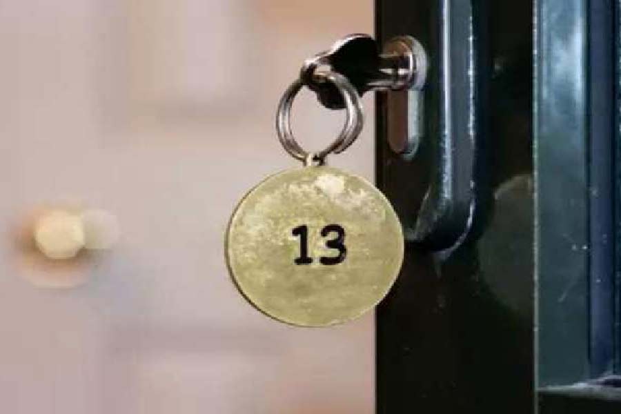 তবে, কোনও কোনও জায়গায় এই সংখ্যাকে শুভ মানা হয়। ফ্রান্স এবং ইটালিতে কোনও শুভ বার্তা পাঠাতে হলে পোস্টকার্ডের উপর ১৩ সংখ্যাটি লেখা হয়।