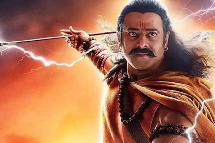 কিন্তু হঠাৎ অভিনয়জগতেই কেন পা রাখলেন সুনীল? মধ্যপ্রদেশের এক অখ্যাত শহর দমোহতে তাঁর জন্ম। সুনীলের বাবা পেশায় মেডিক্যাল কলেজের অধ্যাপক ছিলেন। ভোপালে পড়াশোনা শেষ করার পর উচ্চশিক্ষার জন্য মুম্বইয়ে যান সুনীল। বাবার মতো শিক্ষকতা নয়, ছোটবেলা থেকেই অভিনয়ের প্রতি আগ্রহ ছিল তাঁর। মুম্বইয়ে গিয়ে পড়াশোনা শেষ করার পর বড় পর্দায় অভিনয়ের সুযোগ খুঁজতে শুরু করেন তিনি। ১৯৮০ সালে খাজা আহমেদ আব্বাসের পরিচালনায় ‘দ্য নক্সালাইটস’ ছবিতে মিঠুন চক্রবর্তী এবং স্মিতা পাটিলের সঙ্গে অভিনয়ের মাধ্যমে বড় পর্দায় পা রাখেন সুনীল। কিন্তু সেই ছবি বক্স অফিসে মুখ থুবড়ে পড়ে।