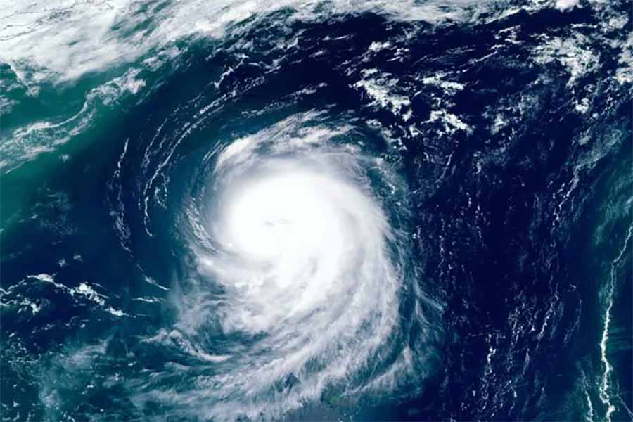 ঘূর্ণিঝড়ের তাণ্ডব যে কতটা ভয়াবহ হয়ে পারে, ষাটের দশকে তা টের পেয়েছিলেন বাংলাদেশের বাসিন্দারা। এক মাসের মধ্যে একের পর এক ঘূর্ণিঝড় তছনছ করে দিয়েছিল তাঁদের জীবন। শুধু মাত্র ১টি দ্বীপেই মারা গিয়েছিলেন চোদ্দ হাজার মানুষ। সব মিলিয়ে যে সংখ্যাটি দাঁড়িয়েছিল কুড়ি হাজারে। ঘরহারা হয়েছিলেন ২ লক্ষ বাসিন্দা।