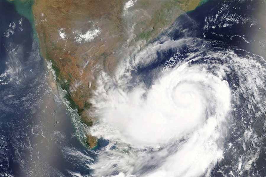 আবহাওয়া দফতর জানিয়েছিল, ওই ঘূর্ণিঝড়ের জেরে ১৯ ফুটের সামুদ্রিক ঢেউ আছড়ে পড়েছিল বাংলাদেশ। যার জেরে বহু এলাকায় যোগাযোগ ব্যবস্থা বিচ্ছিন্ন হয়ে গিয়েছিল। ফলে ঘূর্ণিঝড়ে কতটা ক্ষয়ক্ষতি হয়েছে, তার খতিয়ান সংগ্রহ করতেও বেগ পেতে হয়েছিল প্রশাসনের কর্তাব্যক্তিদের।