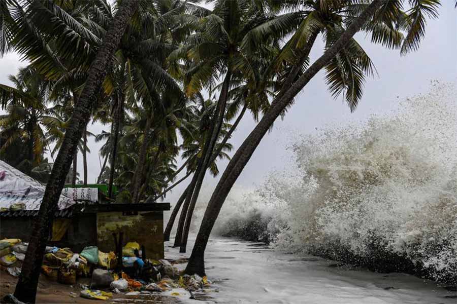 এ তো ছিল প্রাথমিক পরিসংখ্যান। ঘূর্ণিঝড়ের দাপটে ক্ষয়ক্ষতির পরিমাণ বেড়েছিল বলে জানিয়েছিল প্রশাসন। মোট ৬ হাজার বাসিন্দার প্রাণ কেড়ে নিয়েছিল সেই ঘূর্ণিঝড়টি।