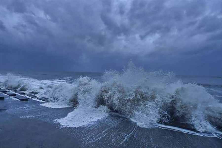 ঘূর্ণিঝড়ের দাপটে একের পর এক ঢেউ আছড়ে পড়েছিল সমুদ্রের তীরে। তার একটি নাকি প্রায় ৪০ ফুটের ছিল।
