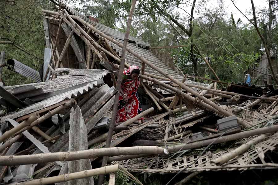 চট্টগ্রামের মতো ক্ষতিগ্রস্ত হয়েছিল সন্দ্বীপ দ্বীপ। ঘূর্ণিঝড়ের সময় ঘণ্টায় ২৪১ কিলোমিটার গতিতে ঝোড়ো হাওয়া বয়েছিল বলে দাবি। দ্বীপের উঁচু ঘরবাড়িও প্রায় ধসে পড়েছিল। হাওয়ার গতি এতটাই বেশি ছিল যে, তা ক্ষেতের ফসলকে ঝলসে দিয়েছিল বলে মনে হচ্ছিল।
